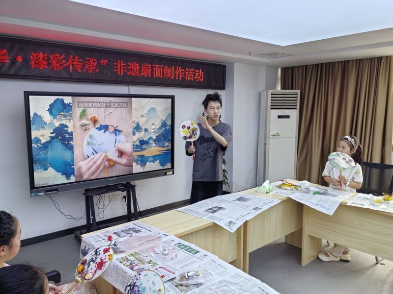 【团百花】巧手制团扇 干花绘童...